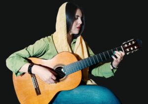 ساناز علی اکبری مدرس گیتار